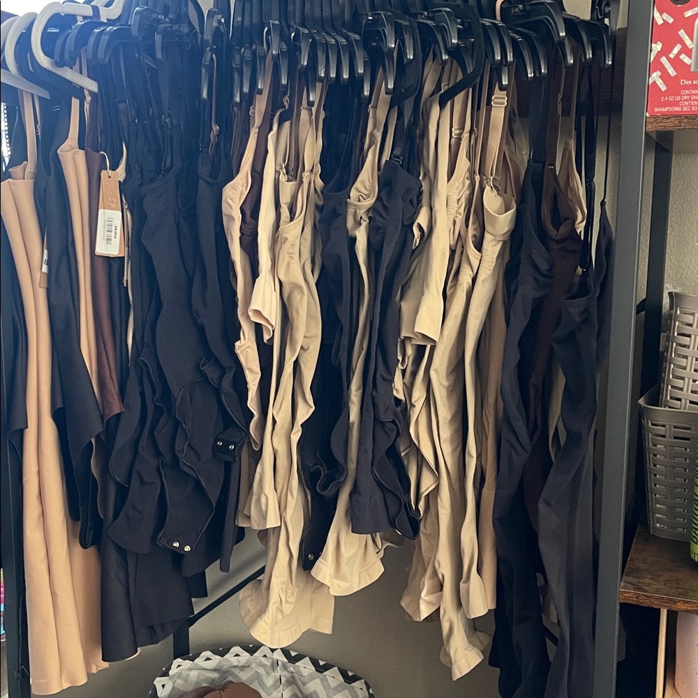 SKIMS RESELLER BUNDLE 20 ITEMS SHAPEWEAR - Picture 2 of 2